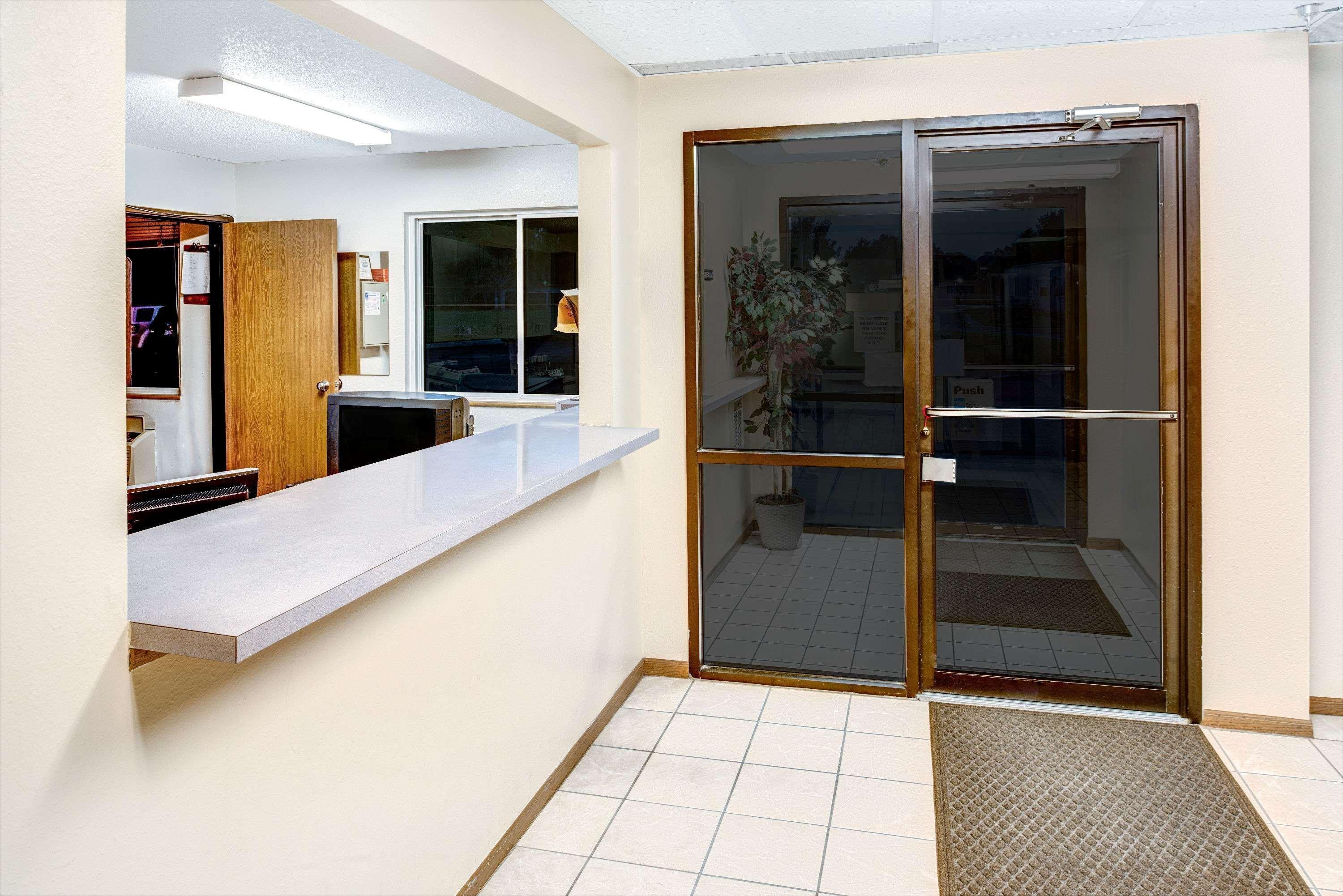 Super 8 By Wyndham Blair Hotel Buitenkant foto