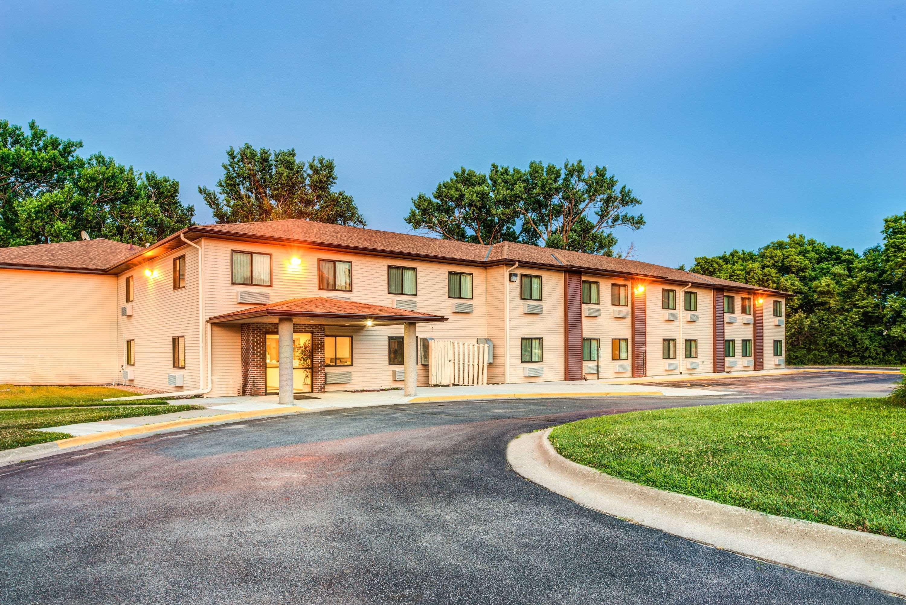 Super 8 By Wyndham Blair Hotel Buitenkant foto